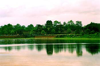 Vistas desde los canales de la zona principal de Angkor, Camboya