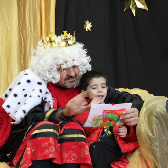 Visita de sus Majestades los Reyes Magos al colegio Luis Bello en moto 2018 42