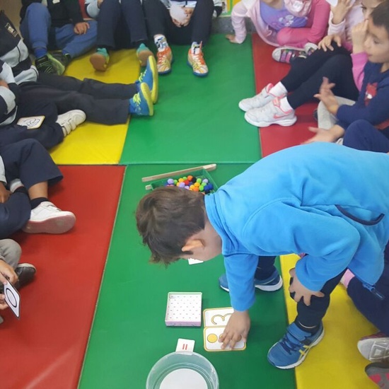 Las abejas de Infantil 5c aprenden a sumar jugando  1