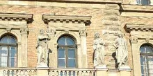 Esculturas de la fachada de la Universidad de Corvinus, Budapest