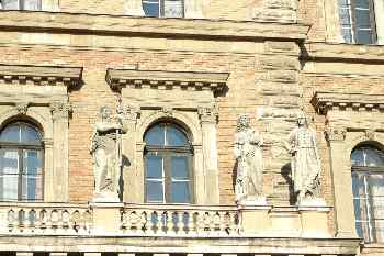 Esculturas de la fachada de la Universidad de Corvinus, Budapest