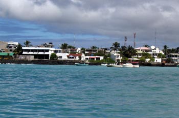 Vista general de Puerto Ayora en la Isla Santa Cruz, Ecuador