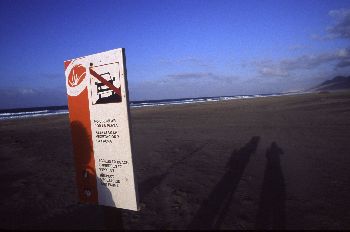 Cartel en playa, Canarias