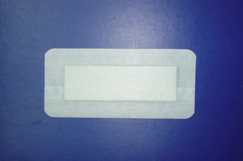 Apósito hipoalérgico adhesivo con gasa