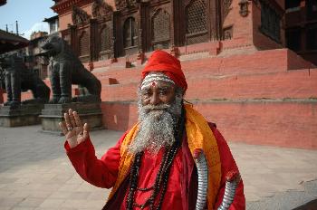 Sadus (Hombre sagrado) en el patio del Palacio de los Reyes Mall