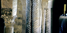 Columnas pareadas de la iglesia de Santa Cristina de Lena, Princ