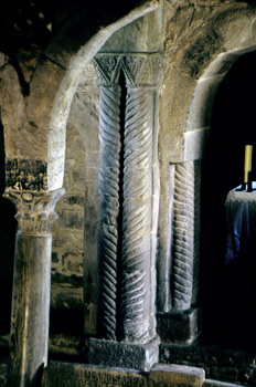 Columnas pareadas de la iglesia de Santa Cristina de Lena, Princ