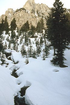 Río nevado en Aiguestortes, Cataluña