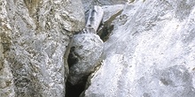 Aficionado al barranquismo entre las rocas