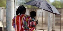 Mujer con niño y paraguas, Rep. de Djibouti, áfrica
