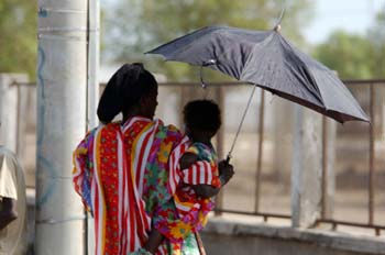 Mujer con niño y paraguas, Rep. de Djibouti, áfrica