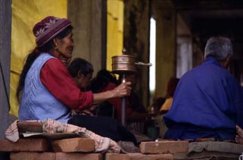 Fieles durante la oración en Rumtek, Sikkim, India