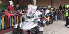 Visita de sus Majestades los Reyes Magos al colegio Luis Bello en moto 2018 14