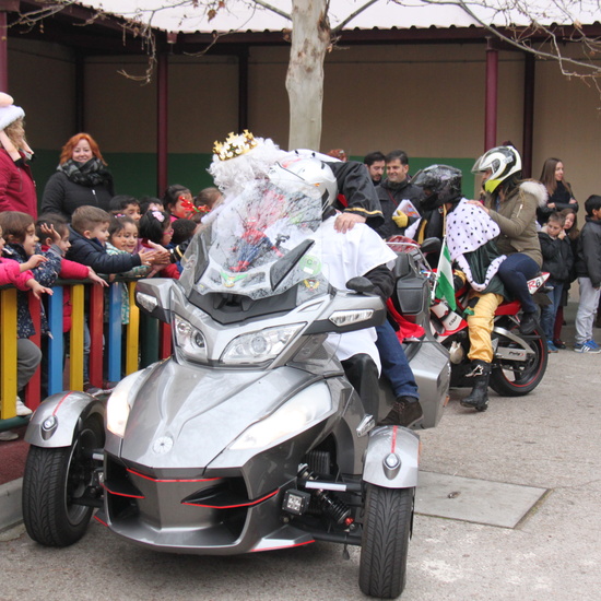 Visita de sus Majestades los Reyes Magos al colegio Luis Bello en moto 2018 14