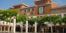 Parque y edificio en Torrejón de Ardoz