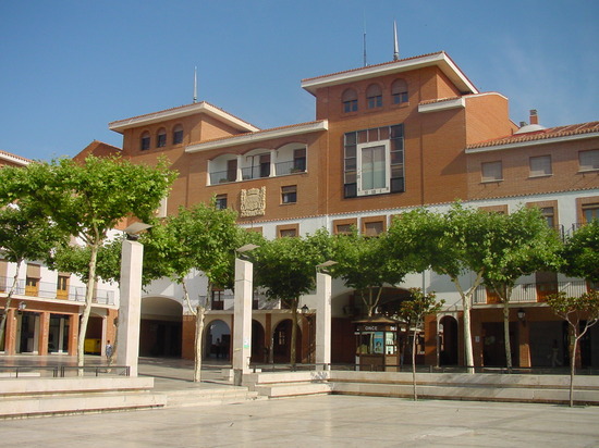 Parque y edificio en Torrejón de Ardoz