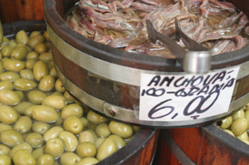 Aceitunas y anchoas del Mercado de abastos de Sao Paulo, Brasil