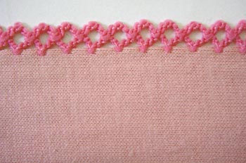 Borde rematado a picos con máquina