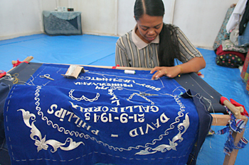 Bordando, campo de refugiados de Melaboh, Sumatra, Indonesia