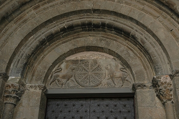 Crismón trinitario flanqueado por dos leones, Huesca