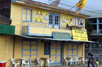 Casas con propaganda electoral en el Puerto Baquerizo Moreno, Ec