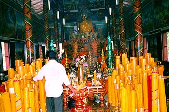 Velas en un templo, Phnom Penh, Camboya