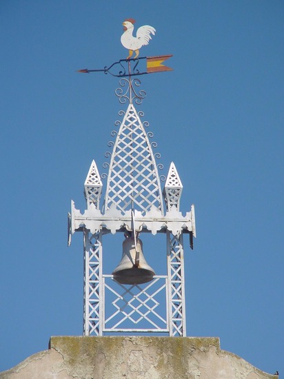 Campanario con veleta en Villalbilla