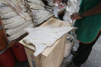 Cortando bacalao en el mercado de abastos de Sao Paulo, Brasil