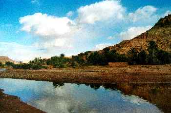 Oasis y río en una zona montañosa, Marruecos