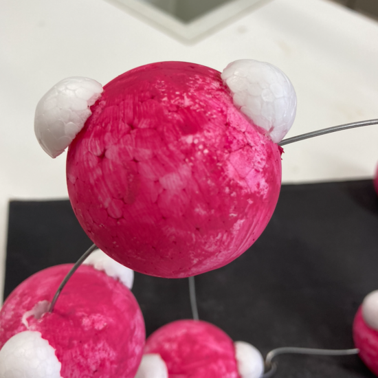 Detalle de una molécula de agua en una de las maquetas 