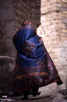 Mujer paseando por Shibam, Yemen