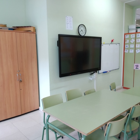 Aula de audición y lenguaje. Monitor interactivo.