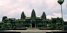 Vista frontal de las torres de Angkor, símbolo nacional de Cambo
