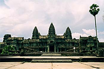 Vista frontal de las torres de Angkor, símbolo nacional de Cambo