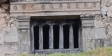 Entrada a una bodega subterránea. (Estructura adintelada)