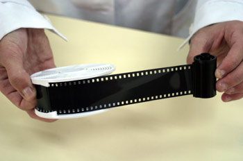 Sacando un trozo de película (a oscuras)