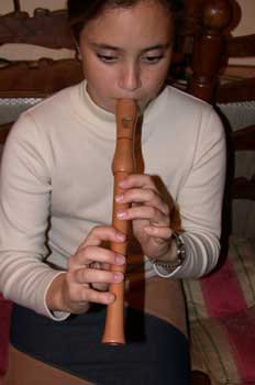 Niña tocando la flauta