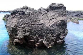 Islotes de lava solidificada en la Isla Isabela, Ecuador