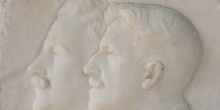 Detalle del bajorrelieve de los Hermanos álvarez Quintero