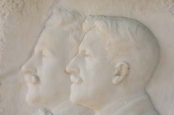 Detalle del bajorrelieve de los Hermanos álvarez Quintero