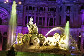 Iluminación de la fuente de Cibeles con motivo de la Boda Real