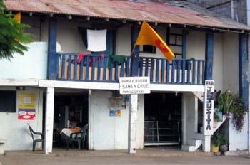 Casas con propaganda electoral en el Puerto Baquerizo Moreno, Ec