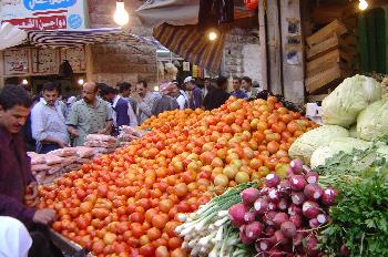 Puesto de un mercado árabe de frutas y verduras