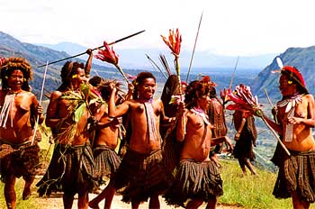 Mujeres y jóvenes corriendo y jugando, Irian Jaya, Indonesia