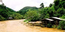 Río crecido por las lluvias del monzón, Tailandia