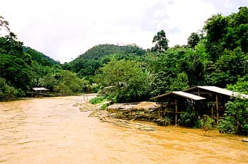 Río crecido por las lluvias del monzón, Tailandia