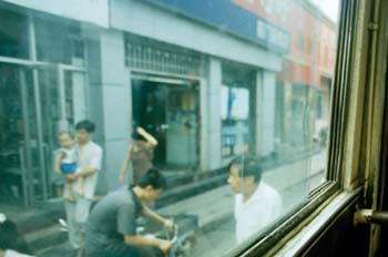 Calle de una ciudad desde un autobús, China
