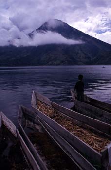 Barcas de fondo plano en el lago Atitlán, Guatemala