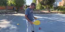 Juegos de bateo y fildeo: Golpear una pelota con la pala.