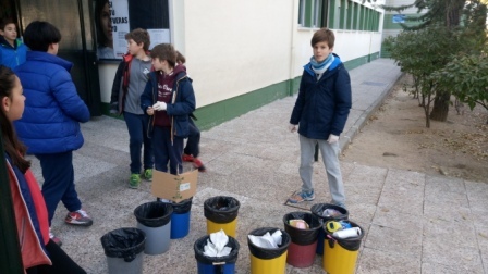 Litter Less Campaign_Masa de las papeleras de clase   5